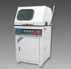 LSQ-100立式试样切割机用于切割各种金属、非金属材料的样,以便观察材料金相、岩相组织。主轴转速：2800转/分钟．砂轮片规格：350×2×32mm．最大切割直径：100mm 
