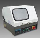 SQ-80 手动试样切割机用于切割各种金属、非金属材料的试样，以便观察材料金相、岩相组织。主轴转速：2800转/分钟．砂轮片规格：250×2×32mm．最大切割直径：80mm 
