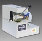  Q-2金相试样切割机是利用高速旋转的薄片砂轮来截取金相试样，除能切割各种金属材料外。还能切割非金属材料如塑料、胶管等。最大切割直径：30mm，砂轮片规格：250×2×32mm，转速：2800r/min
 
 
 