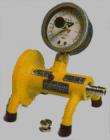 Elcometer1970 PFCV--便携式工地校准检定装置是用来确认所使用的附着力测量仪校准的一种理想工具，可用于Elcometer PATTM、Elcometer 106、Elcometer 108等型号的附着力测量仪。将合适的拉棒与校准证装置相连，拉动附着力测量仪，比较测量仪与校准证装置上的读数。


