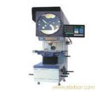 用途特点

±    采用工作台升降调焦，使操作比较方便。可选Z系列正像型，影像与工件同向，正立直观。
±    光学系统质量优良，物镜成像清晰，放大倍率准确，在透射光照明下，轮廓测量误差小于0.08%。
±    投影屏旋转机构装有角位移光电传感器，显示分辨率达1′或0.01°可作任意角度的快速测量，误差在5′之内。
±    数字显示系统具有多种显示功能，可进行公/英制转换；相对/绝对坐标转换；角度的60进制与100进制转换以及坐标值的二等分。

